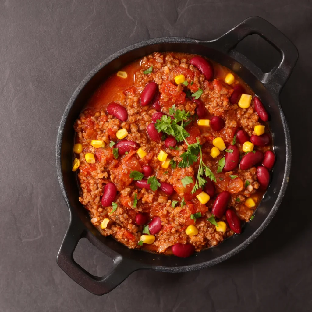 Chili con carne com feijão vermelho e carne moída em molho espesso