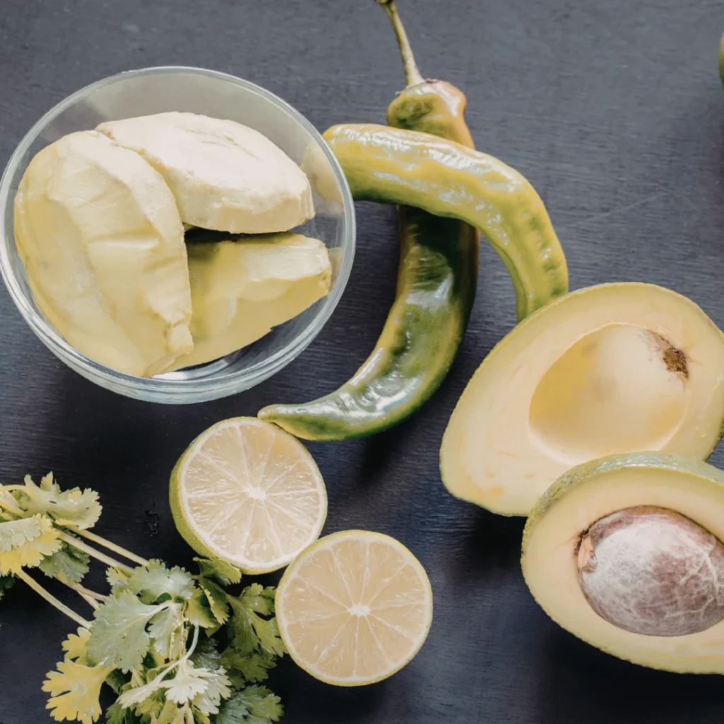 Ingredientes frescos como abacate, limão, cebola e pimenta para guacamole